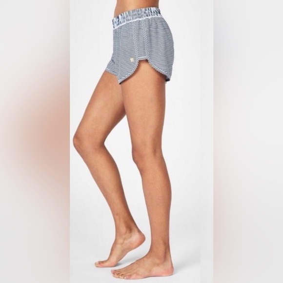 Sweaty Betty London Surfs Up Striped Board Shorts Size Medium Beetle Blue Stripe - Picture 8 of 10